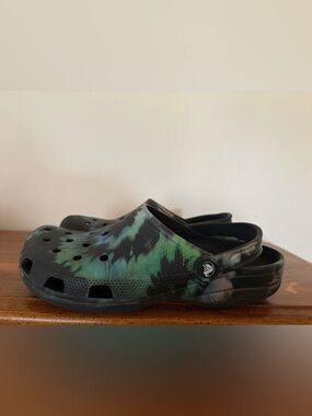 CROCS Classic Clog in Black and Green Tie-Dye